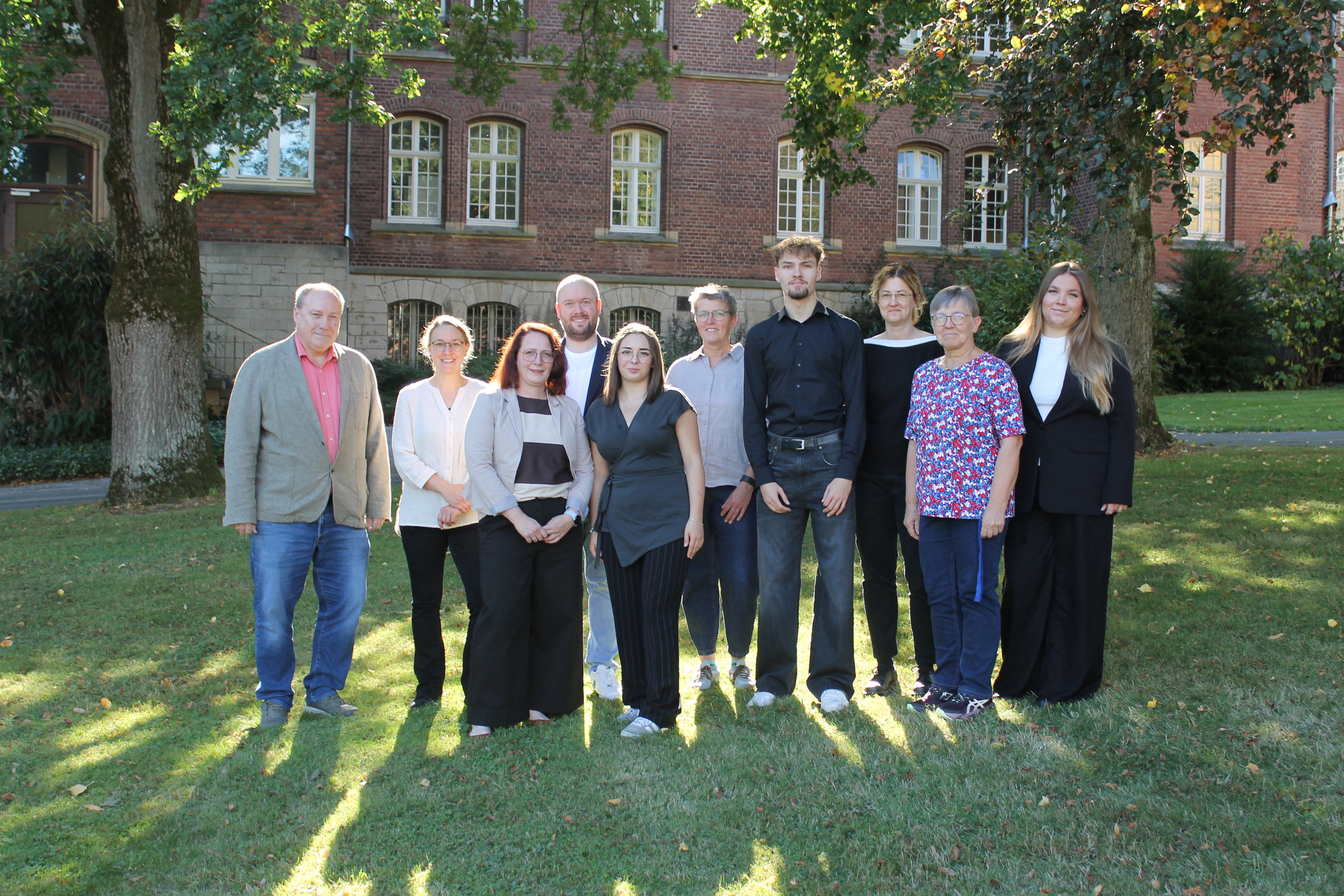 lwl Pflegeschule Marsberg: Gruppenfoto mit Schulleitung, Kollegium und Pflegedirektor