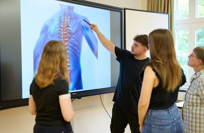 Aleksandra und Fabian zeigen euch unsere LWL-Pflegeschule