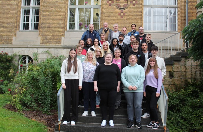 LWL-Pflegeschule Marsberg begrüßt 17 neue Auszubildende